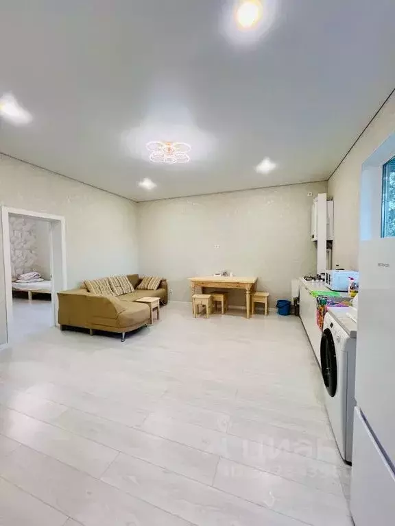 Дом в Калмыкия, Элиста ул. Анатолия Серова, 2 (100 м) - Фото 1