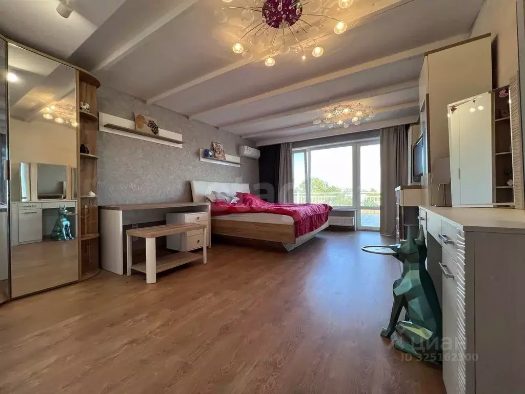 Дом в Крым, Симферопольский район, Гвардейское пгт ул. Первомайская ... - Фото 1