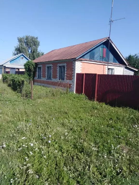 Дом в Чувашия, с. Красноармейское ул. Первомайская (75 м) - Фото 1