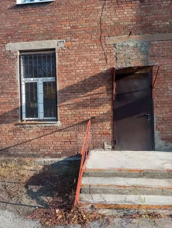 Помещение свободного назначения в Ростовская область, Гуково ул. ... - Фото 1