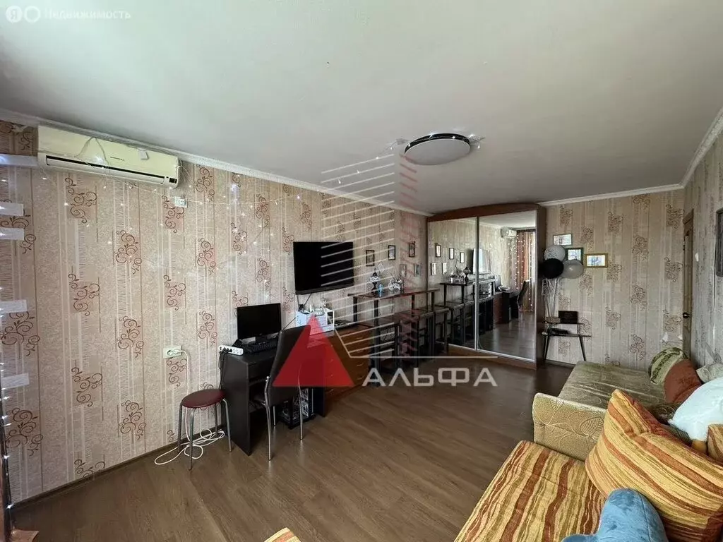 3-комнатная квартира: Евпатория, Эскадронная улица, 11 (64.7 м) - Фото 2