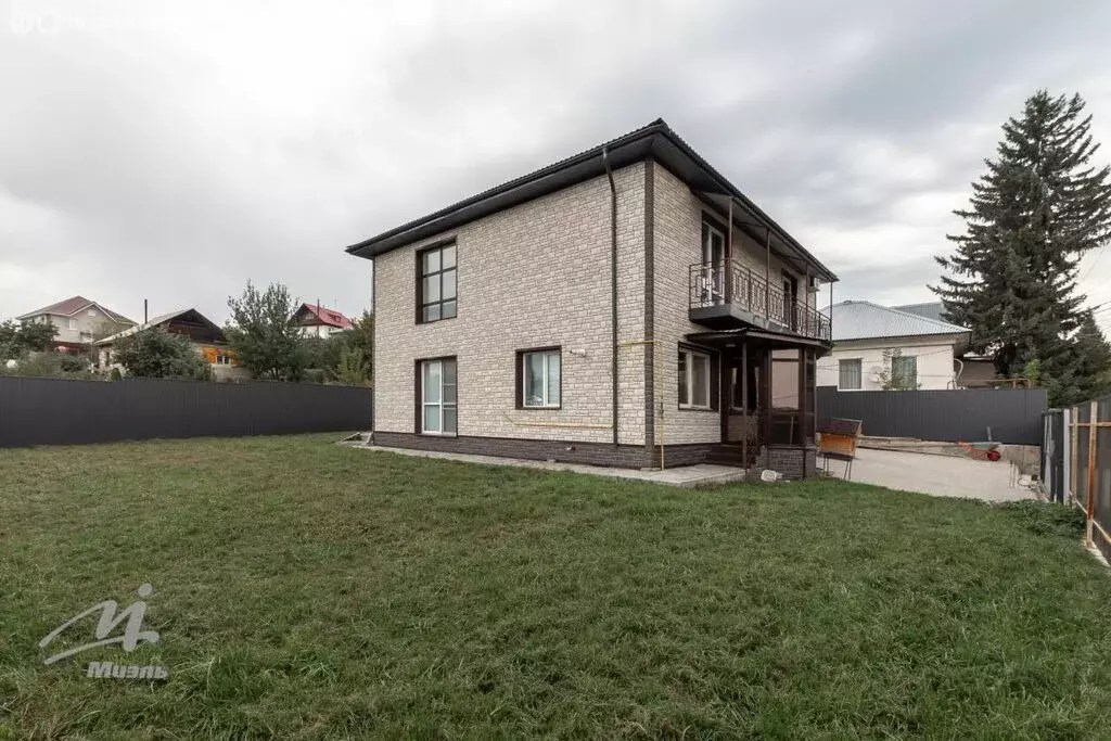 Дом в Барнаул, Ачинская улица (193.6 м) - Фото 1