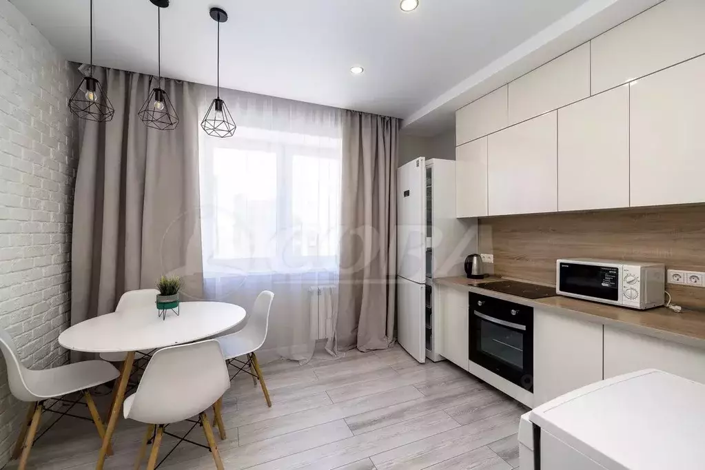 3-к кв. Тюменская область, Тюмень ул. Мельникайте, 32 (79.0 м) - Фото 2