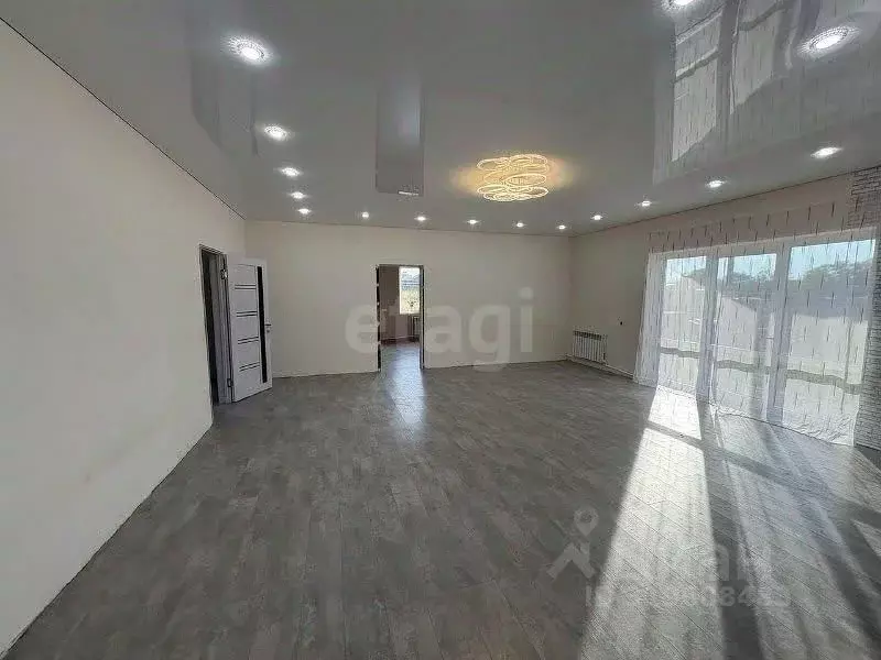 Дом в Белгородская область, Корочанский район, Погореловское с/пос, с. ... - Фото 1