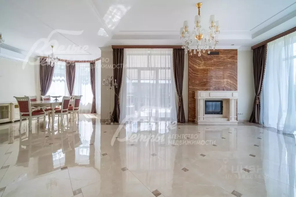 Дом в Москва д. Уварово, ул. Ирбис, 33 (350 м) - Фото 1