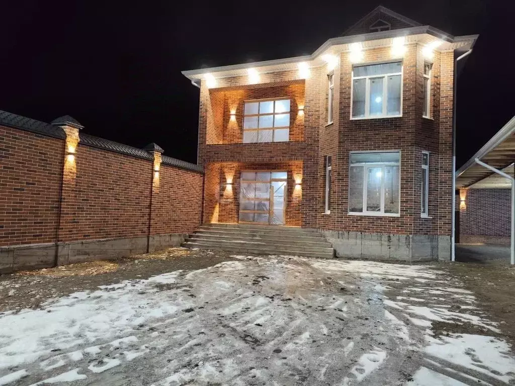 Дом в Ингушетия, Назрановский район, с. Экажево, 5-й мкр  (350 м) - Фото 0