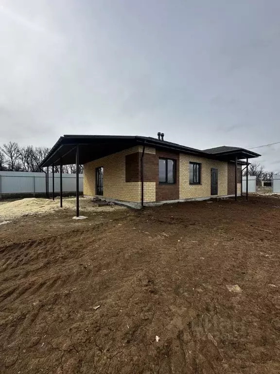 Дом в Волгоградская область, Средняя Ахтуба рп ул. Пойменная (100 м) - Фото 1