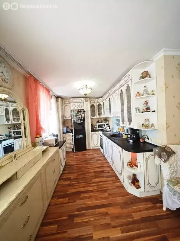 3-комнатная квартира: посёлок городского типа Новофёдоровка, ... - Фото 0