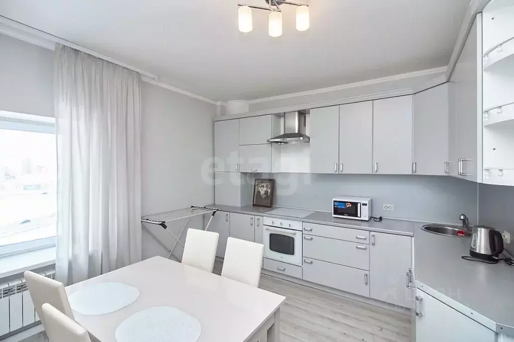 2-к кв. Тюменская область, Тюмень ул. 50 лет ВЛКСМ, 15 (66.8 м) - Фото 1