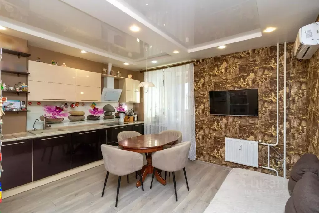 2-к кв. Тюменская область, Тюмень ул. Тимофея Чаркова, 79 (62.5 м) - Фото 1