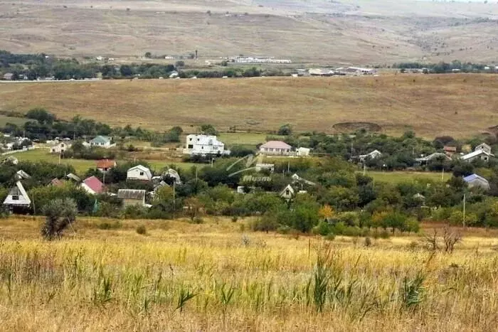Участок в Крым, Советский район, Ильичевское с/пос, с. Надежда ул. ... - Фото 1