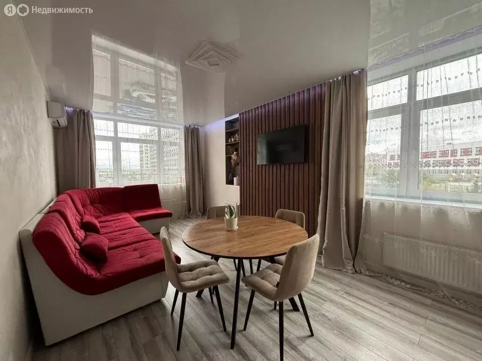 2-комнатная квартира: Тюмень, улица Тимофея Чаркова, 83 (65 м) - Фото 1