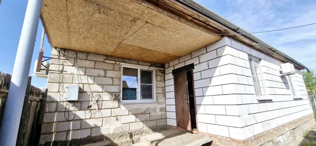 Дом в Астраханская область, Камызякский район, с. Иванчуг  (130 м) - Фото 1