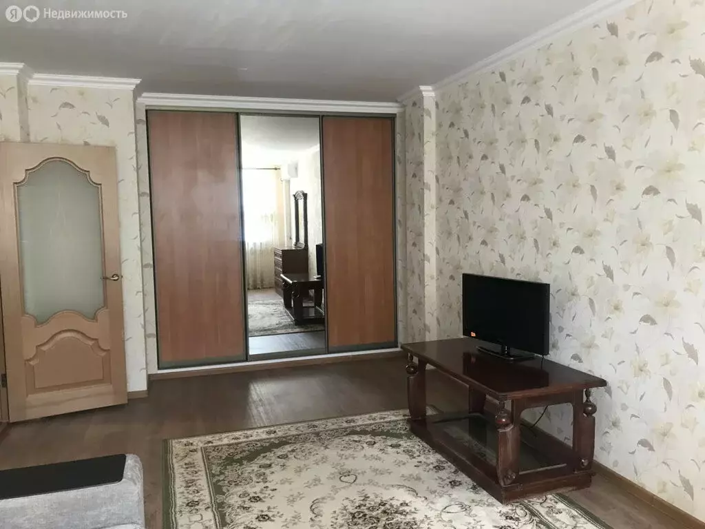 1-комнатная квартира: Батайск, улица Орджоникидзе, 1 (45 м) - Фото 0