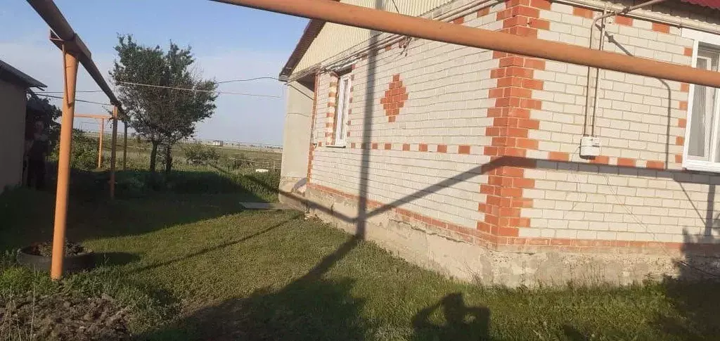 Дом в Саратовская область, Краснокутский район, с. Интернациональное  ... - Фото 0