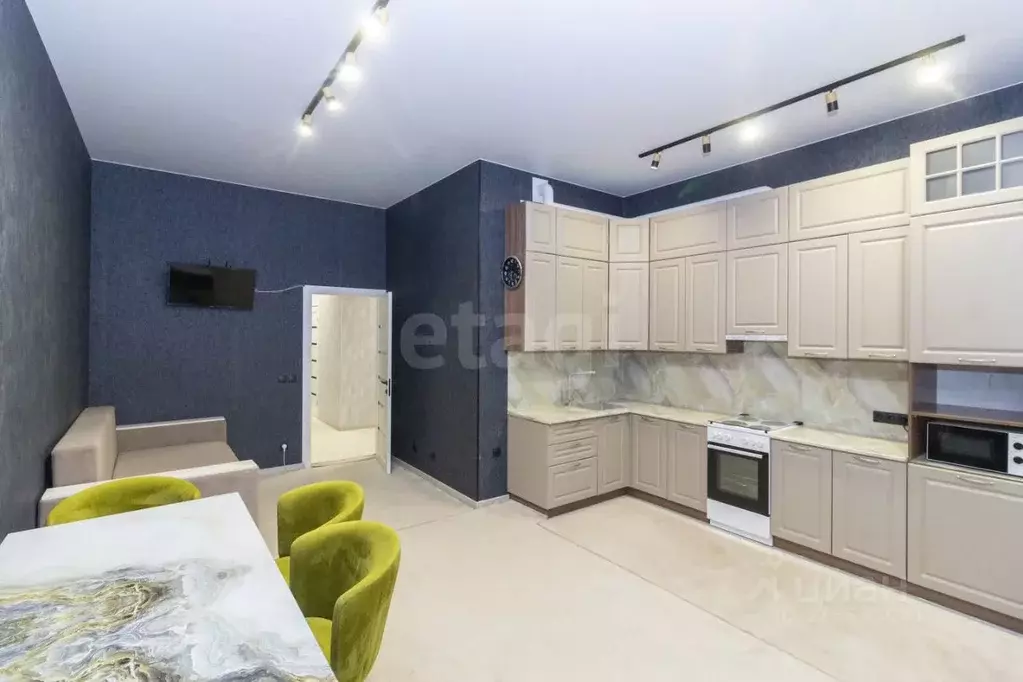 2-к кв. Тюменская область, Тюмень ул. Фармана Салманова, 16 (84.4 м) - Фото 1