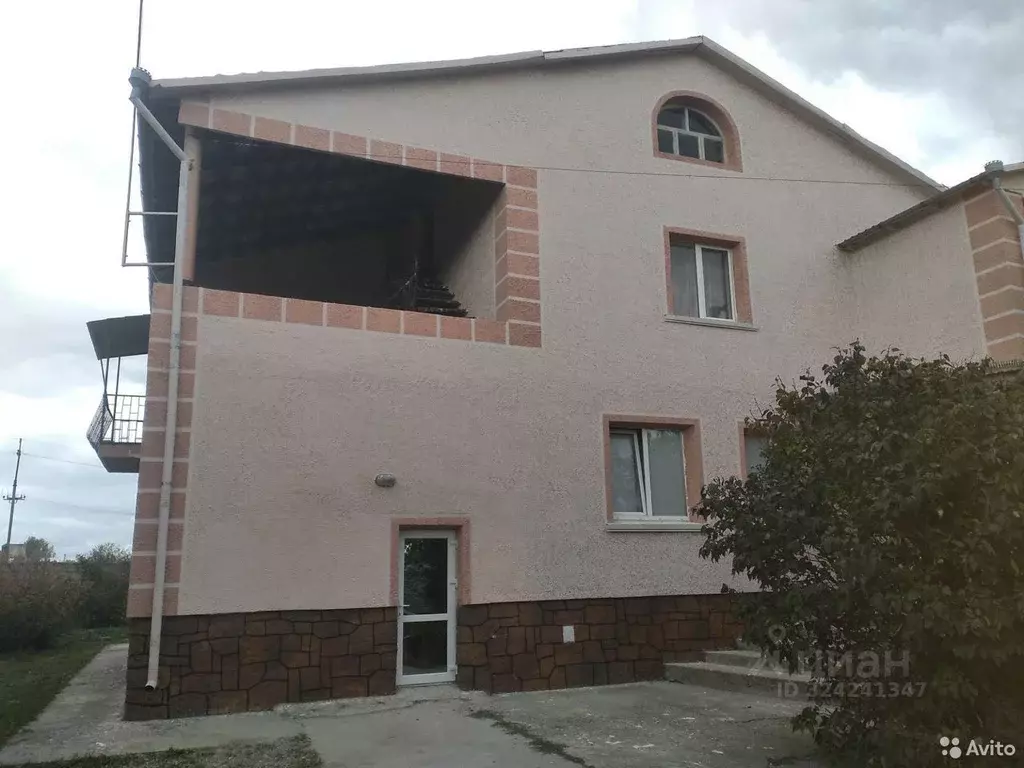 Дом в Крым, Симферопольский район, Гвардейское пгт  (300 м) - Фото 1