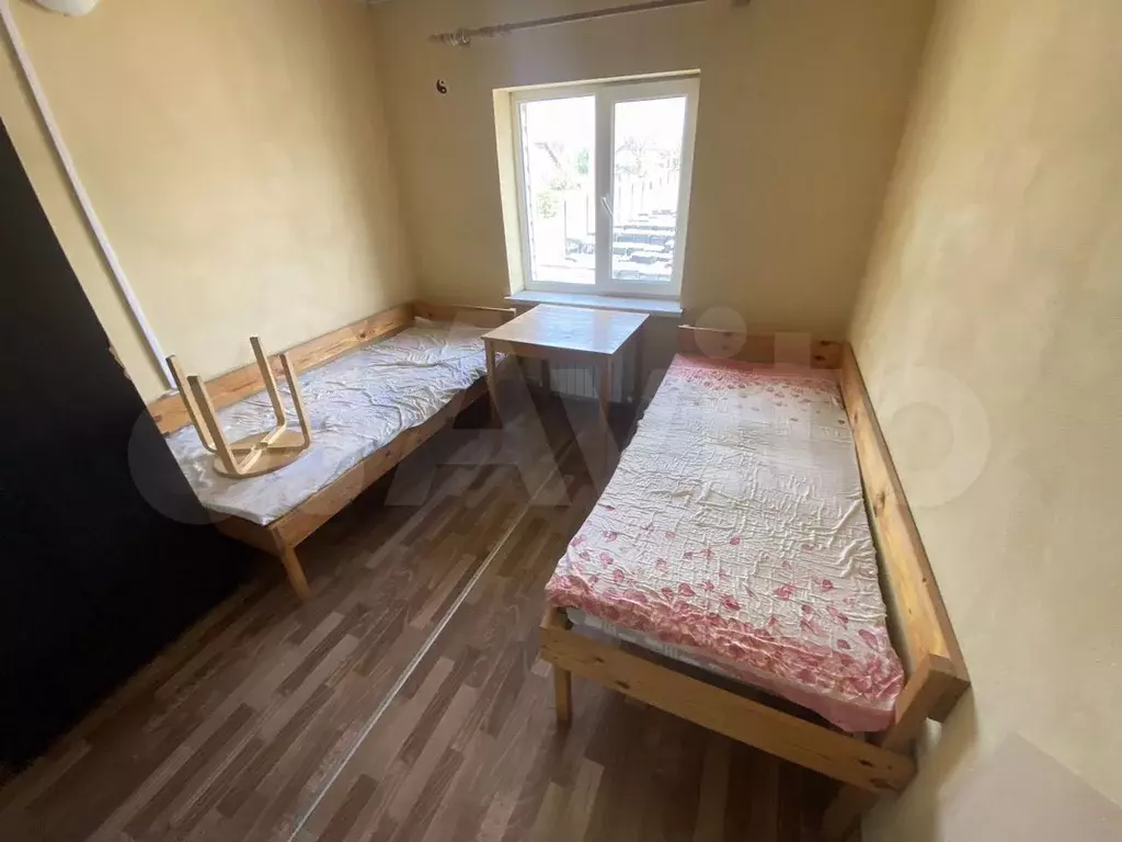 Комната 16 м в 6-к., 2/2 эт. - Фото 1