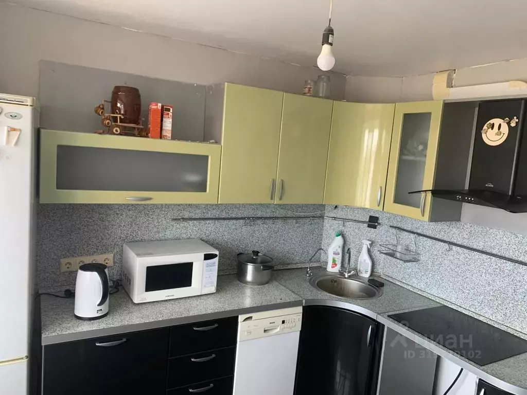 3-к кв. Тюменская область, Тюмень ул. Чекистов, 33 (70.0 м) - Фото 0
