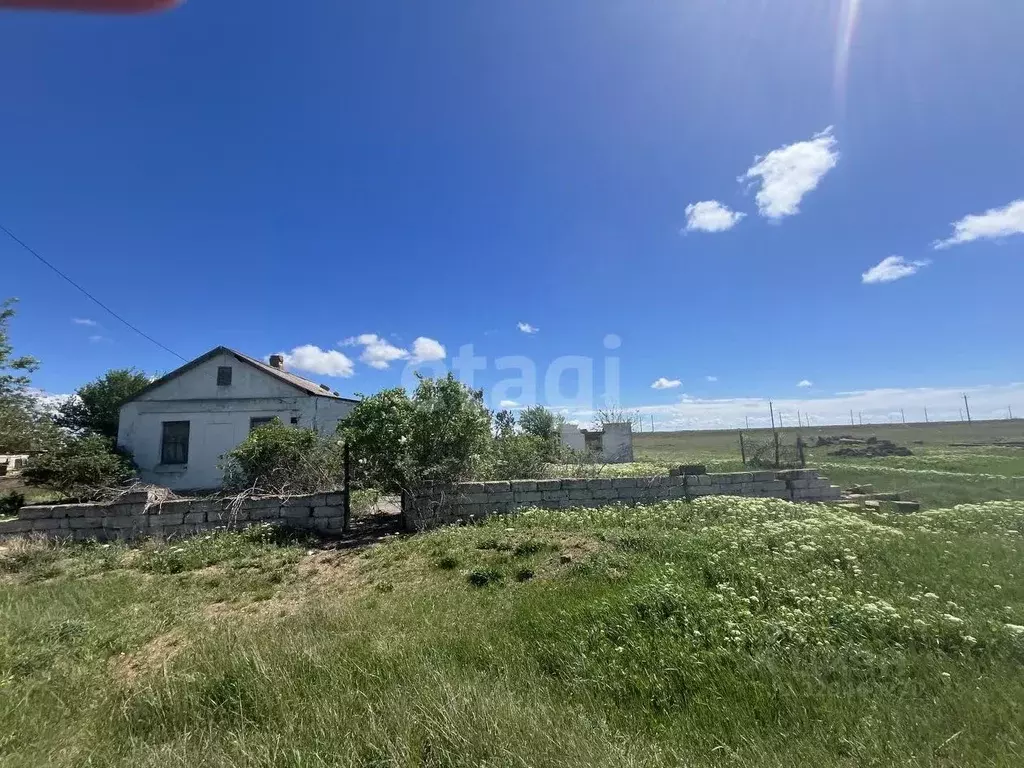 Дом в Крым, Сакский район, Охотниковское с/пос, с. Наумовка ул. ... - Фото 1