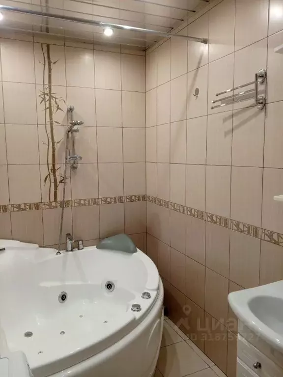 3-к кв. Новгородская область, Великий Новгород Озерная ул., 10 (90.0 ... - Фото 0