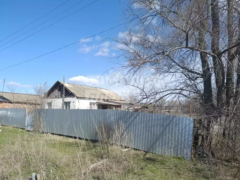 Дом в Саратовская область, Энгельсский район, Безымянское ... - Фото 0
