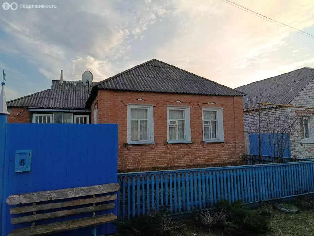 Дом в посёлок городского типа Томаровка, улица Победы, 6 (95 м) - Фото 1