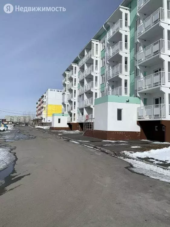 3-комнатная квартира: Омск, улица Виталия Суровикина, 4 (66.8 м) - Фото 1