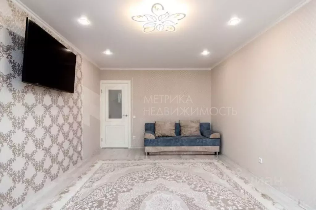 2-к кв. Тюменская область, Тюмень ул. Федюнинского, 56к1 (67.4 м) - Фото 0