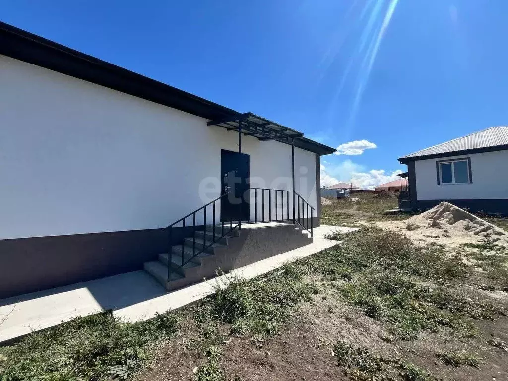 Дом в Крым, Симферопольский район, Добровское с/пос, с. Пионерское ул. ... - Фото 1