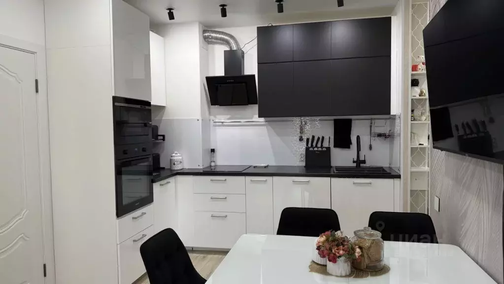 3-к кв. Ленинградская область, Гатчина ул. Авиатриссы Зверевой, 14 ... - Фото 1