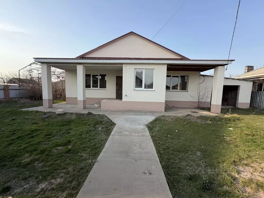 Дом в Астраханская область, Наримановский район, с. Солянка Сосновая ... - Фото 1