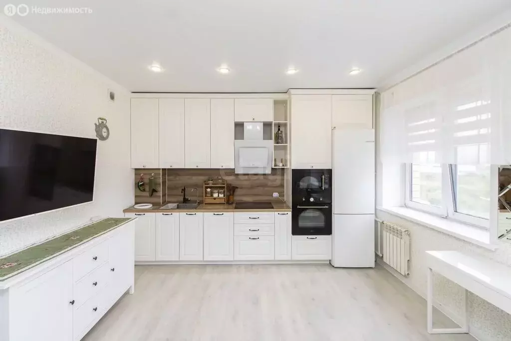 2-комнатная квартира: Тюмень, улица Мельникайте, 38 (65 м) - Фото 1