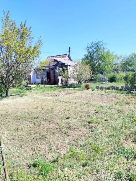 Дом в Волгоградская область, Волжский Радуга СНТ, ул. Тракторная (10 ... - Фото 0