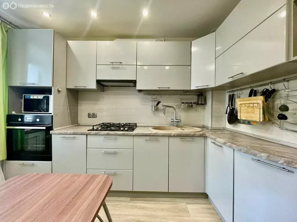 3-комнатная квартира: Казань, улица Вишневского, 10 (65 м) - Фото 0