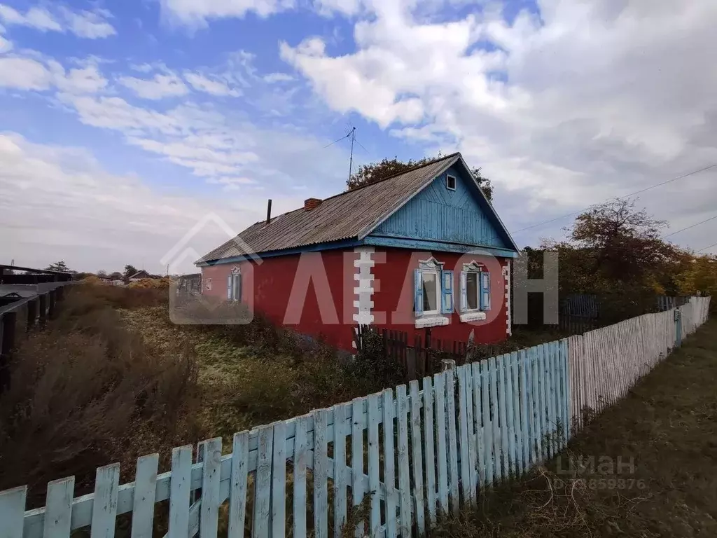 Дом в Омская область, Нововаршавский район, с. Бобринка Садовая ул., ... - Фото 0