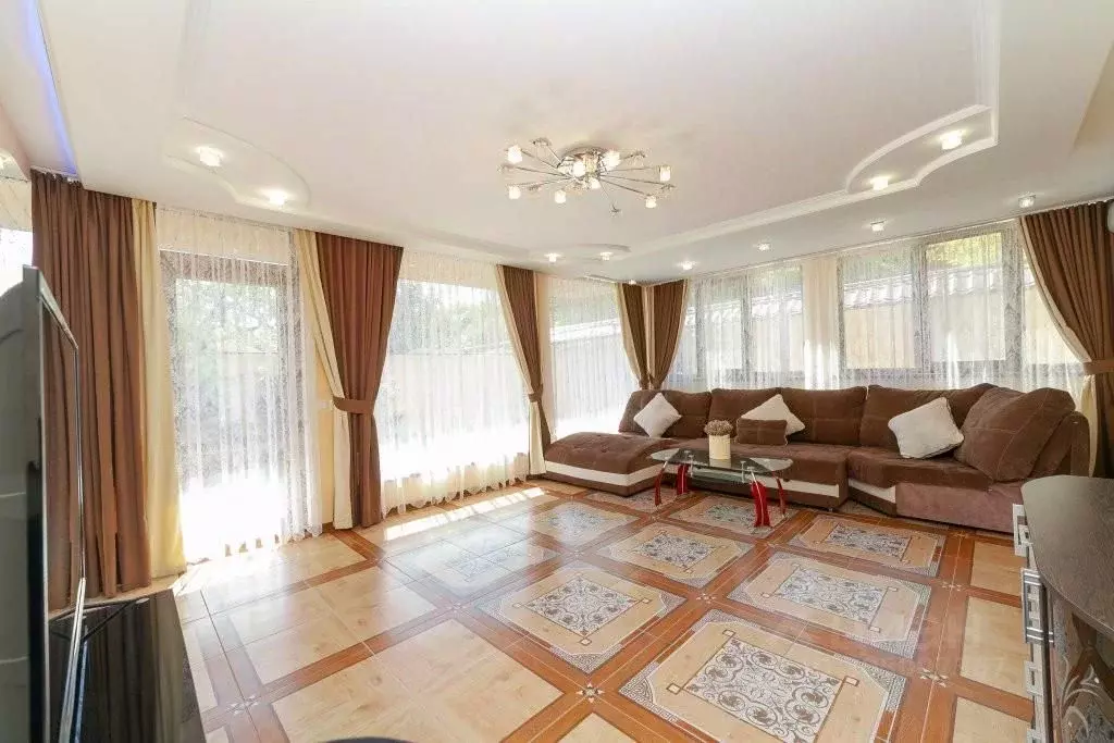 1-к кв. Крым, Симферополь ул. Куйбышева, 89 (80.0 м) - Фото 1