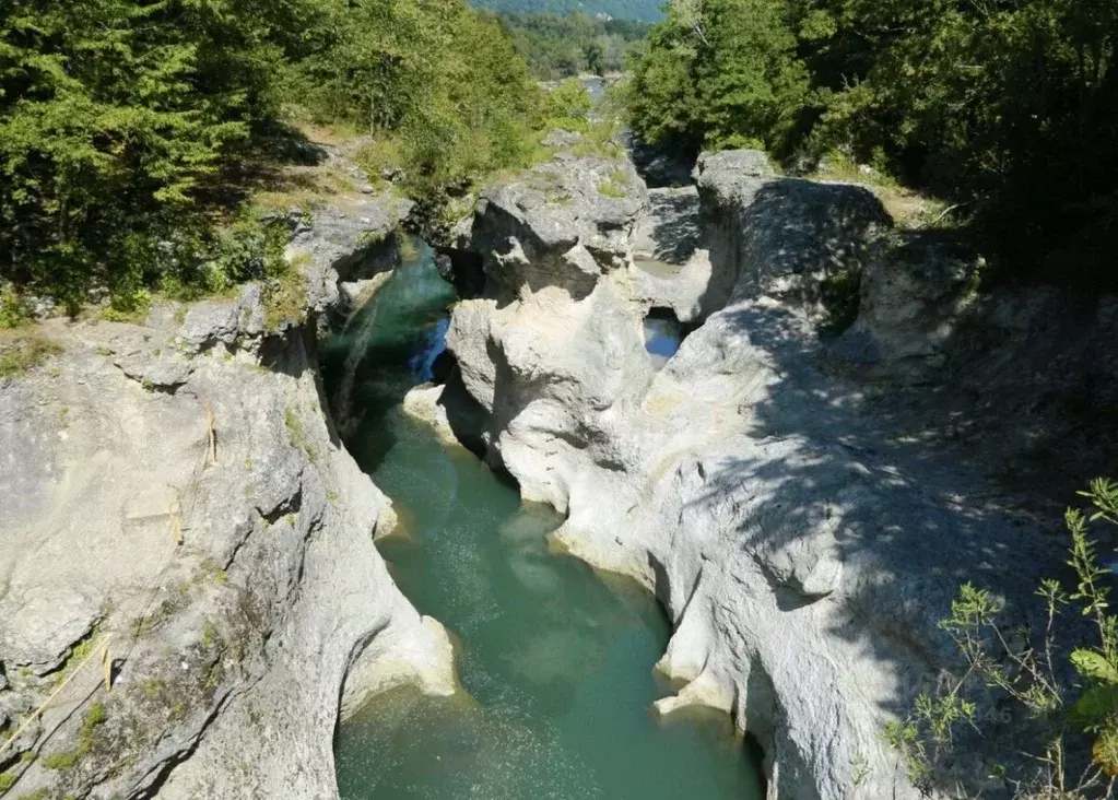 Участок в Адыгея, Майкопский район, пос. Каменномостский ул. ... - Фото 1