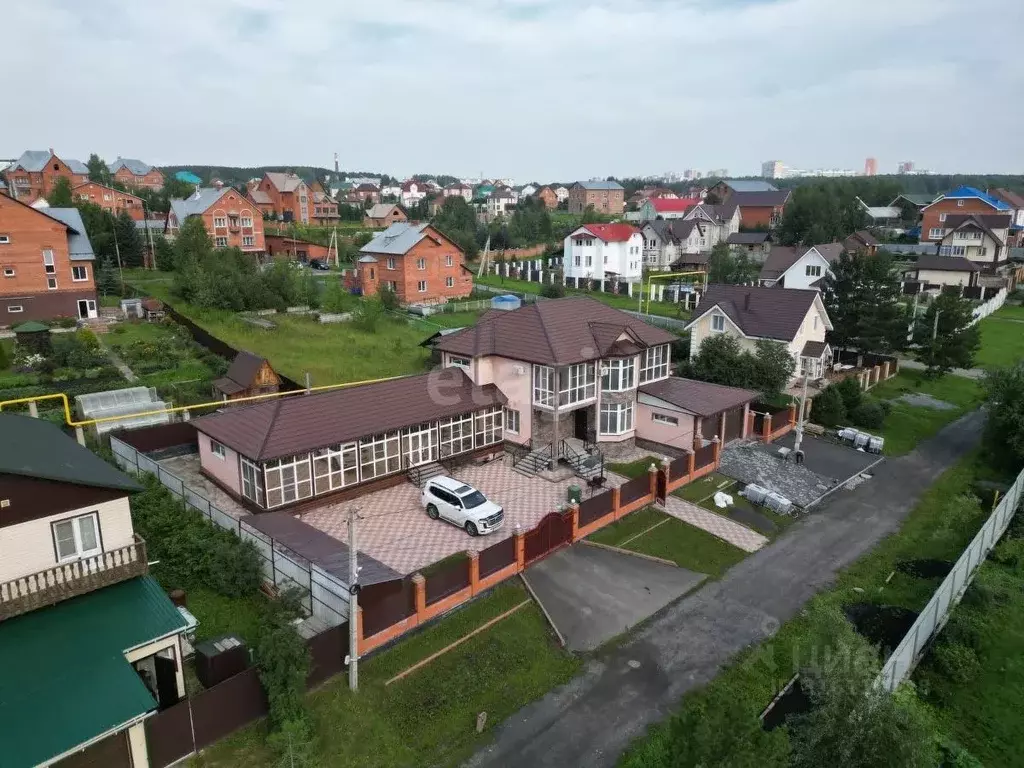 Дом в Кемеровская область, Кемерово 15-й мкр, 4-й кв-л,  (382 м) - Фото 0
