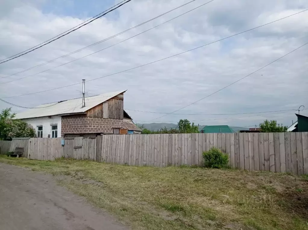 Дом в Хакасия, Усть-Абакан рп ул. С.А. Есенина (28 м) - Фото 1