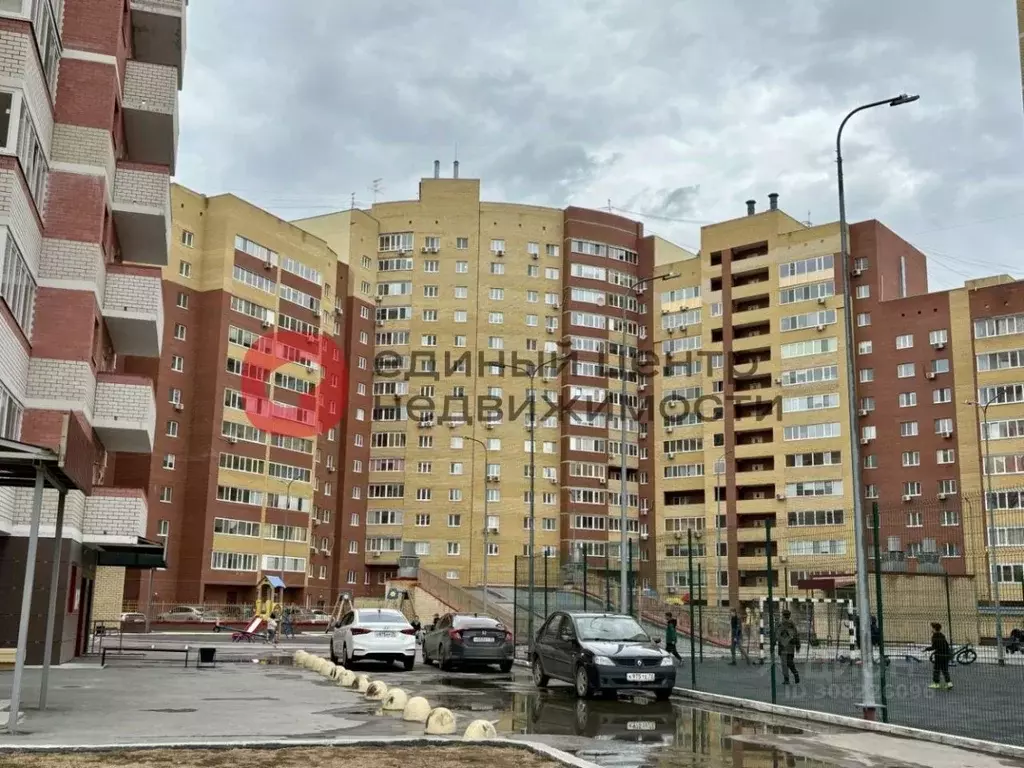 3-к кв. Тюменская область, Тюмень ул. Дружбы, 73 (92.0 м) - Фото 0