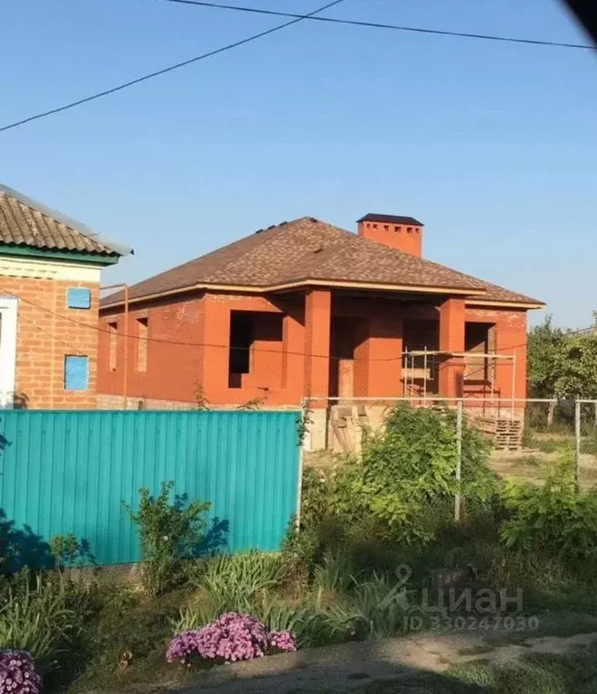 Дом в Ставропольский край, Красногвардейский муниципальный округ, с. ... - Фото 1