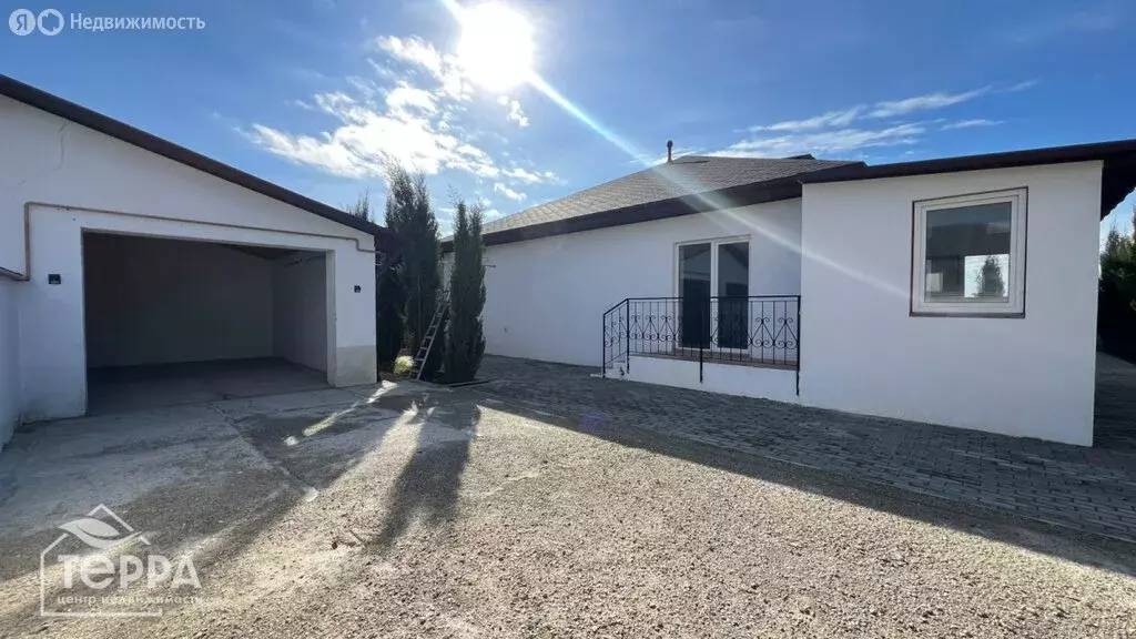 Дом в Заозёрное, улица Аллея Дружбы (150 м) - Фото 1