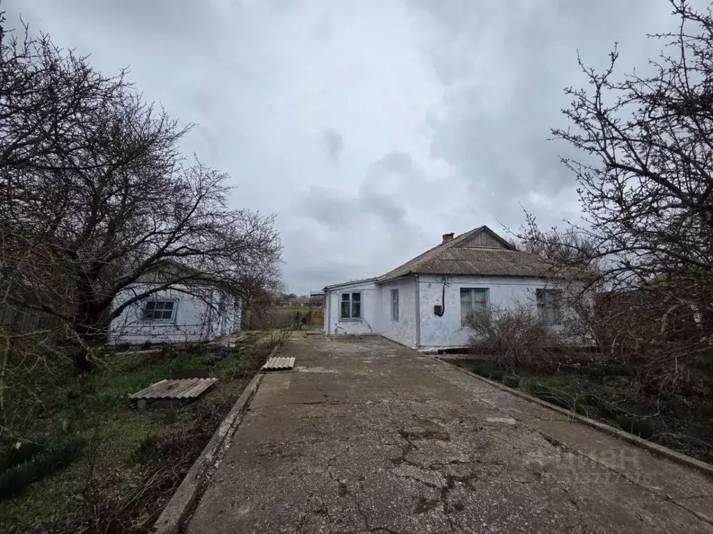 Дом в Крым, Первомайский район, Войковское с/пос, с. Дмитровка ул. ... - Фото 0