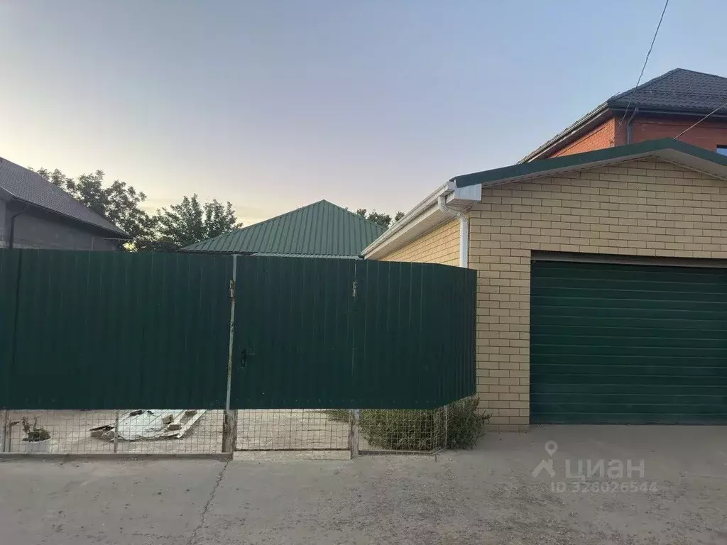 Дом в Астраханская область, Астрахань ул. Ивана Дуденкова, 49 (75 м) - Фото 1