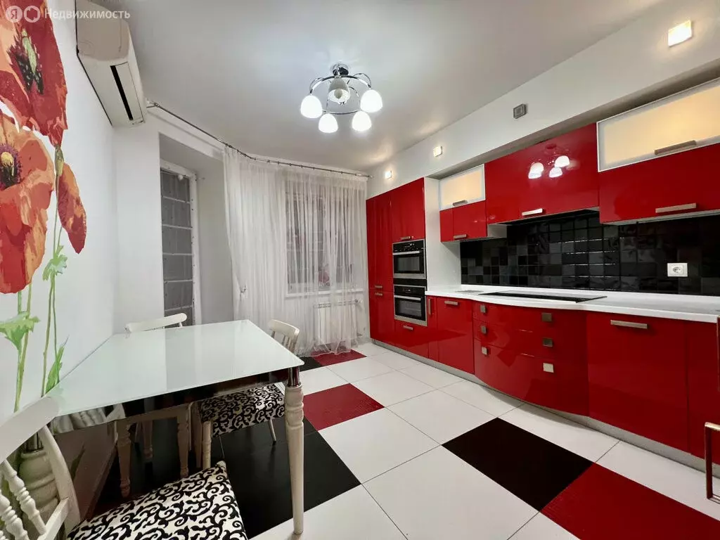 4-комнатная квартира: Волгоград, район Семь Ветров, улица 8-й ... - Фото 1