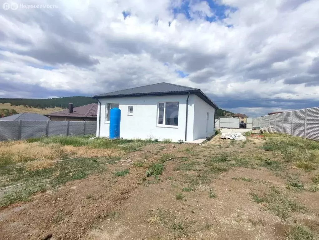 Дом в Трудовское сельское поселение, село Строгоновка (100 м) - Фото 1