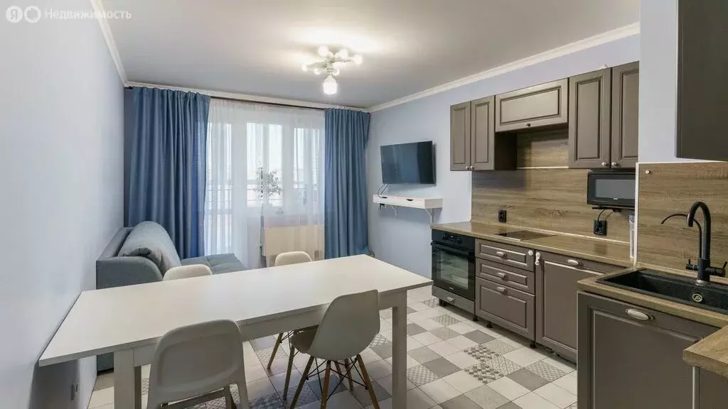 3-комнатная квартира: Тюмень, улица Федюнинского, 60 (92.5 м) - Фото 1