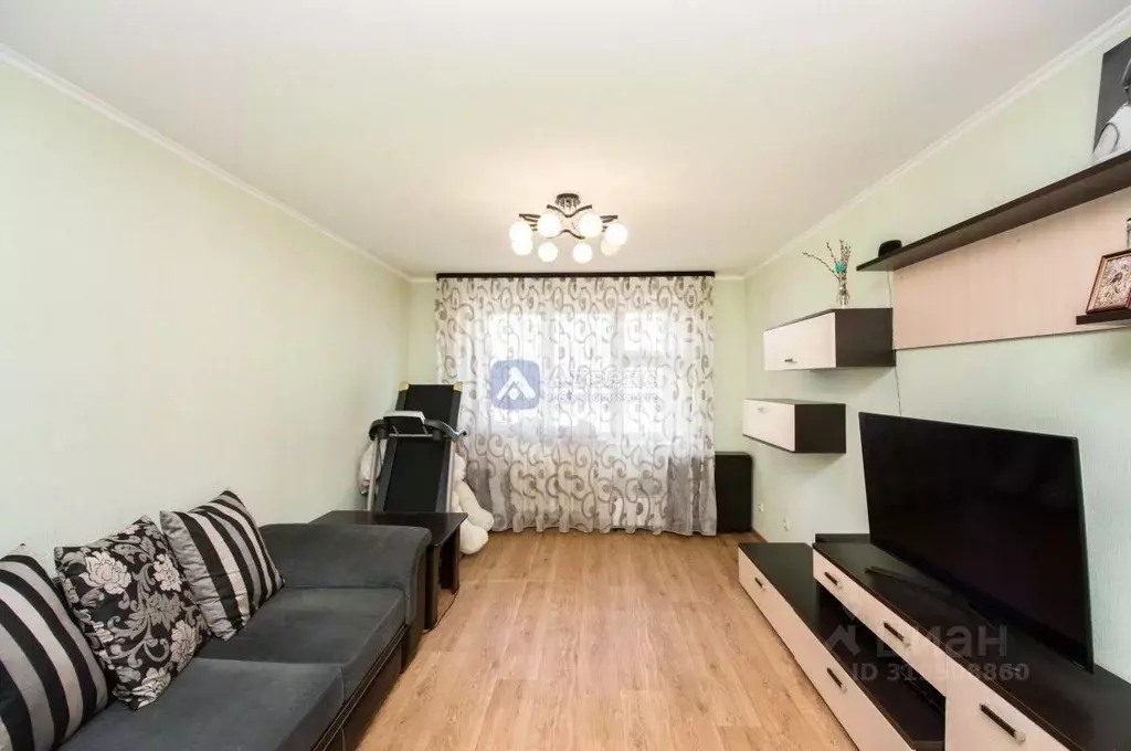 3-к кв. Тюменская область, Тюмень ул. Николая Семенова, 27 (90.3 м) - Фото 0