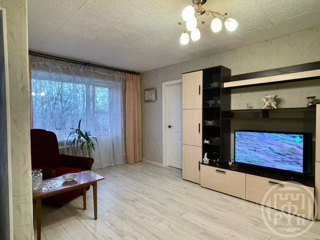 2-к кв. Ленинградская область, Луга просп. Кирова, 48 (42.0 м) - Фото 1